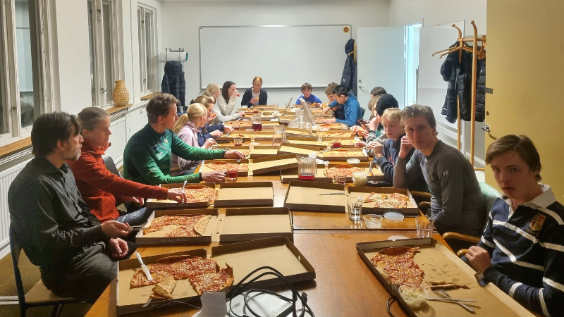 Pizza efter träningspasset. Foto: Sundbyberg IK. 