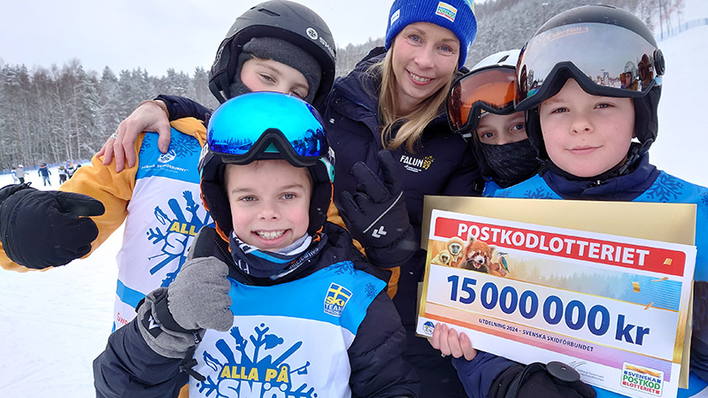 Generalsekreterare Pernilla Bonde tillsammans med barn som deltog i Alla på snö i Källviksbacken i Falun. Foto: Lotte Jernberg.
