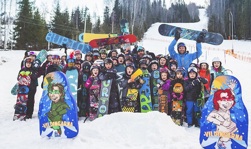 Glada barn och ledare från VÄIF snowboard i Sunne.