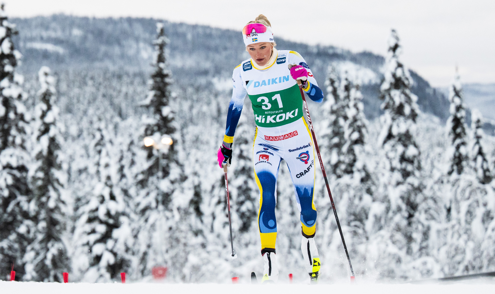 Frida Karlsson i skidspåret.