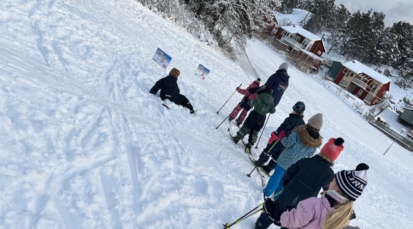 Förskolebarn som åker längdskidor