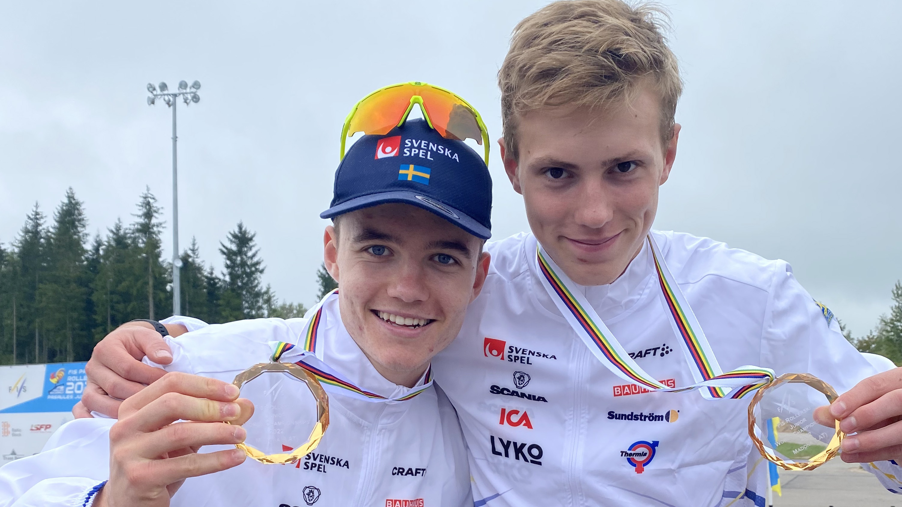 Malte Jutterdal och Anton Grahn med varsitt individuellt guld från JVM i rullskidor 2022. 