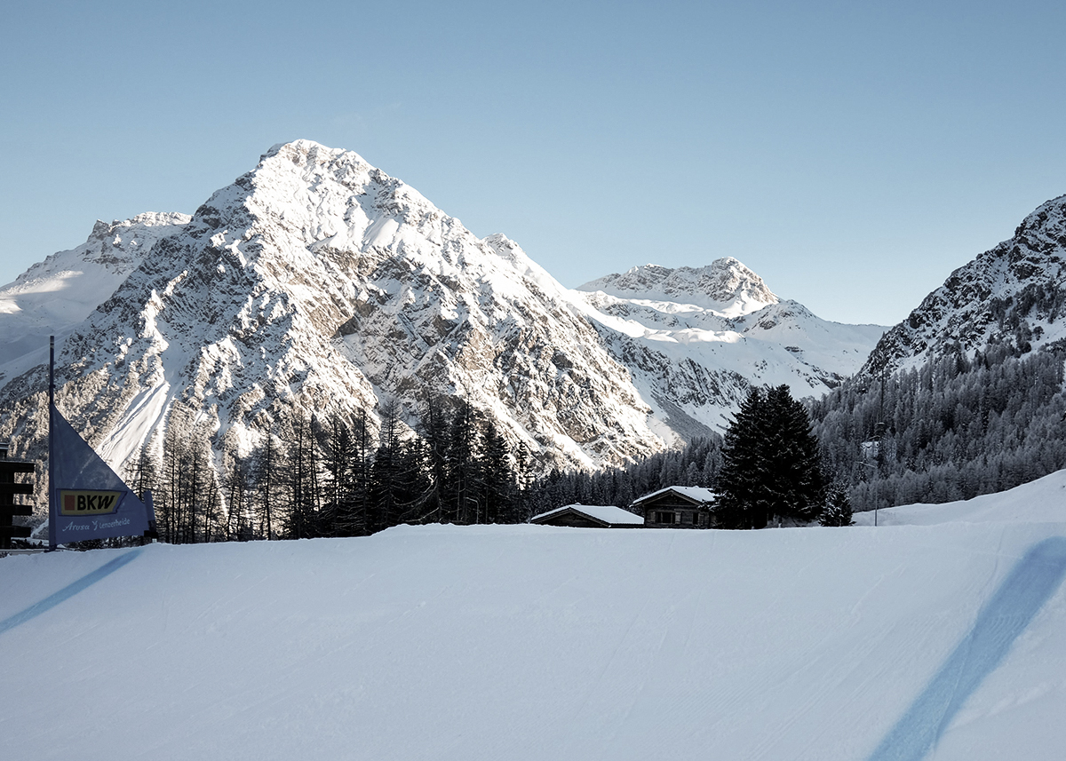 Arosa står värd för skicross-VM 2025. Genrebild med vy över bergen från skicrossbanan.