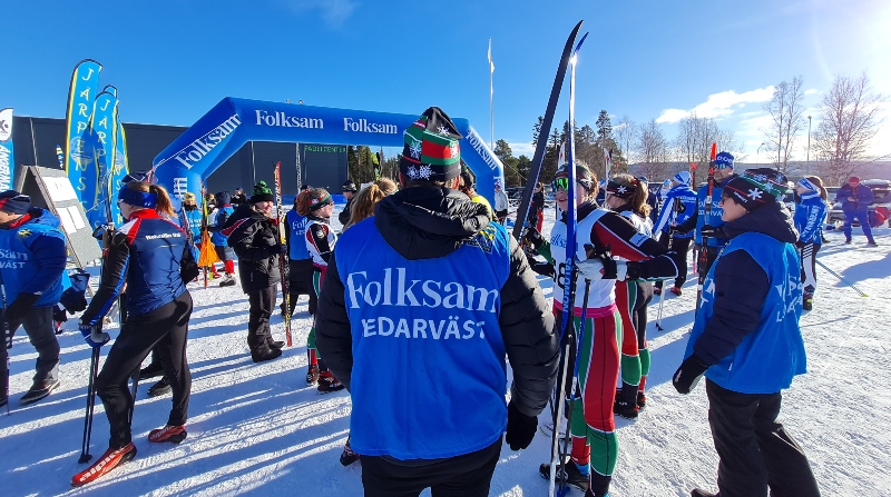Ledare och skidungdomar innan start på Folksam Cup 2023 i Järpen