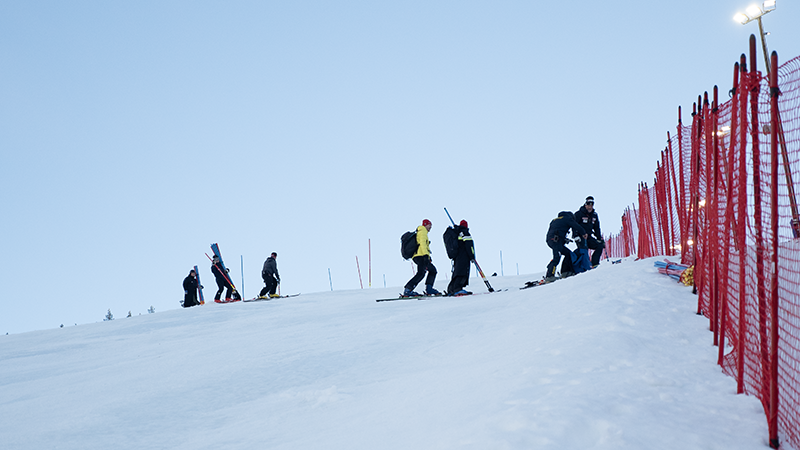 Svensk alpin tränarutbildning tränare som står i en slalombacke