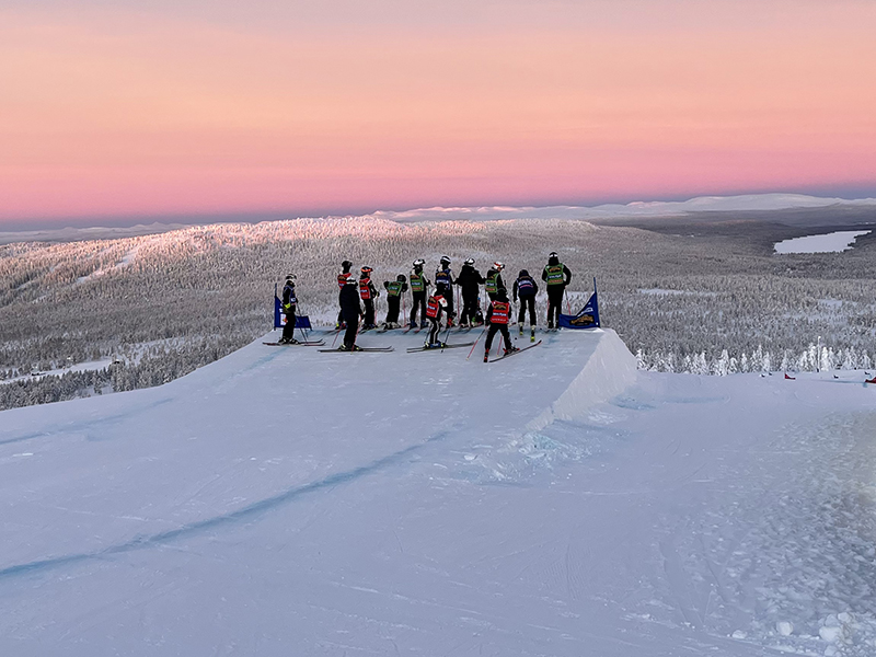 Skicrossläger barn och ungdom under världscupen i Idre Fjäll 2023.