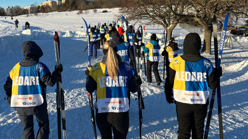 Unga gymnasieledare under en Alla på snö-dag.
