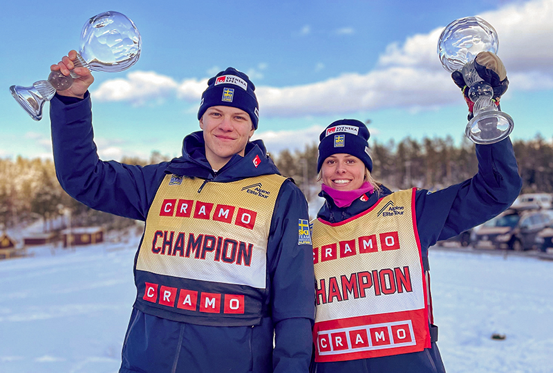 Axel Lindqvist och Liv Ceder fick lyfta bucklan vid finalen i Alpine Elite Tour i Sundsvall 26 mars 2023.
