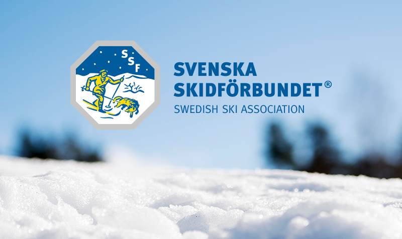 Blå himmel med snö i förgrunden och Svenska Skidförbundets logotyp.