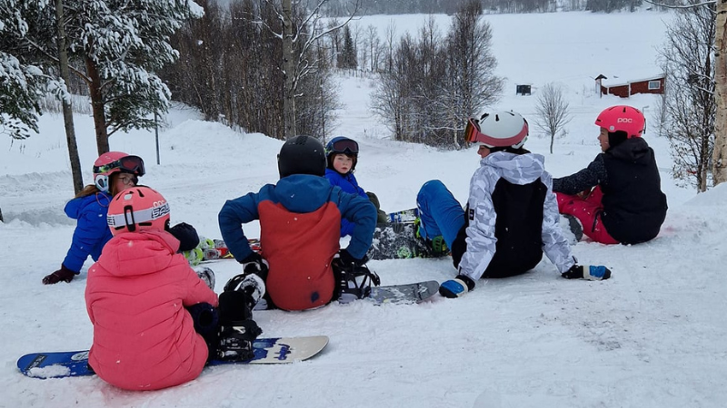 Eleverna på Saxnäs fjällskola åker bräda i skolans minipark på rasten. Foto: Åza Nenje. 