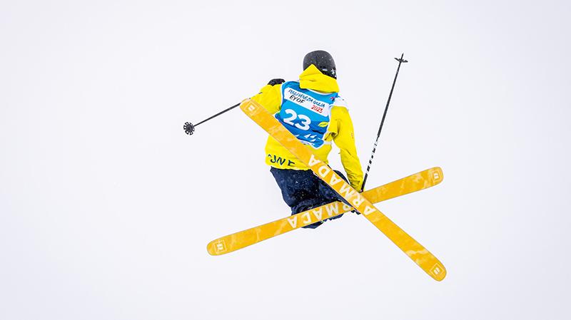 Ludvig Söderman flyger högt i luften under big air kvalet vid årets upplaga av Ungdoms OS