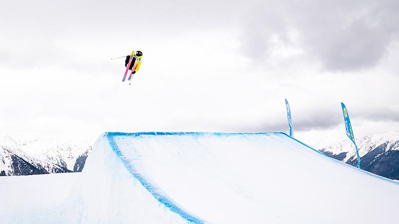 Frans Nederberg flyger högt i luften under big air-kvalet under ungdoms OS