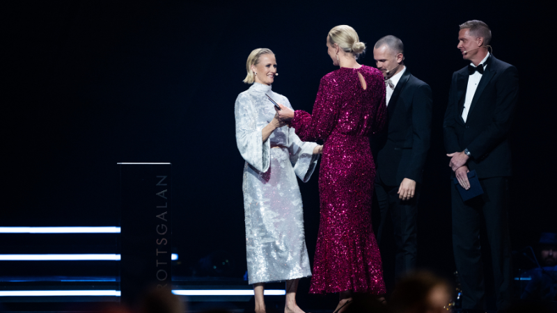 Sara Sjöström tar emot priset som "Årets kvinnliga idrottare". Foto: Bildbyrån. 