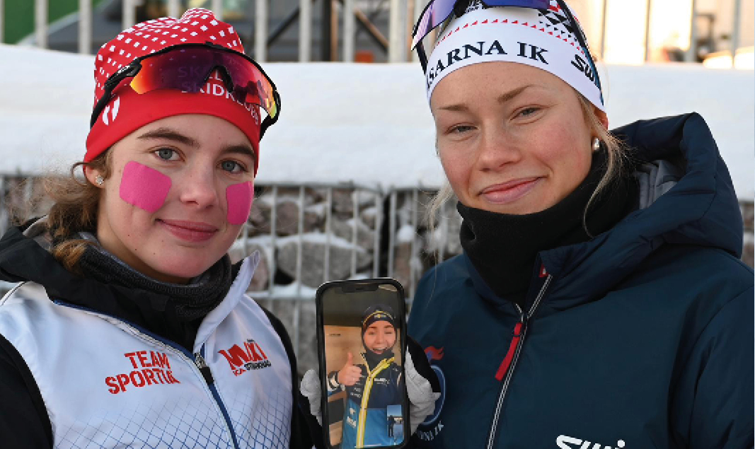 Evelina Crusell och Erica Lavén hade andraplacerade Elin Näslund med på mobillänk när podiumbilden togs för JVM-testet 2024.