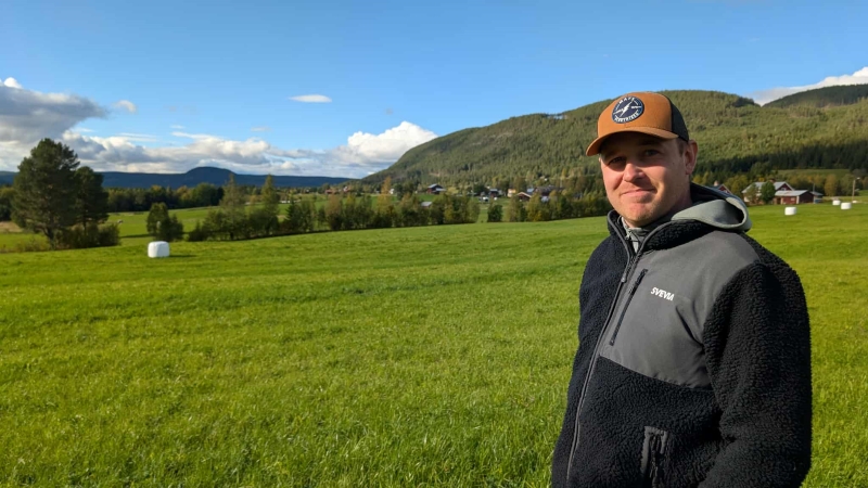 Martin Myhr blickar ut över Långå by