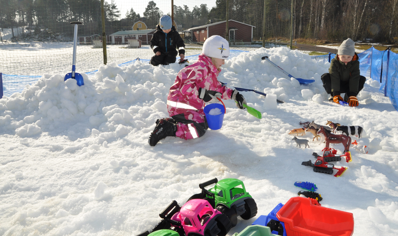 Barn i snölekplats - vinterns sandlåda