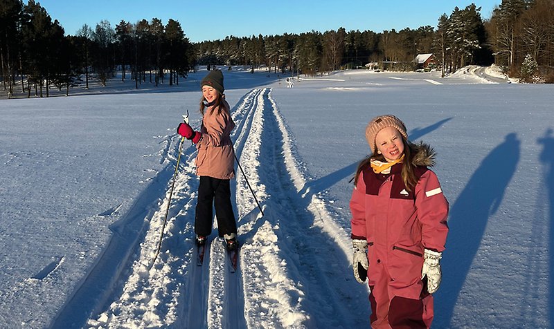 Saga och Isabella Isbring njuter av skidåkning på Karlshamns GK i Mörrum.