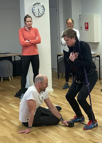 Stefan Thomson och Pierre Bryntesson visar ett exempel på en styrkeövning under tränarrådet