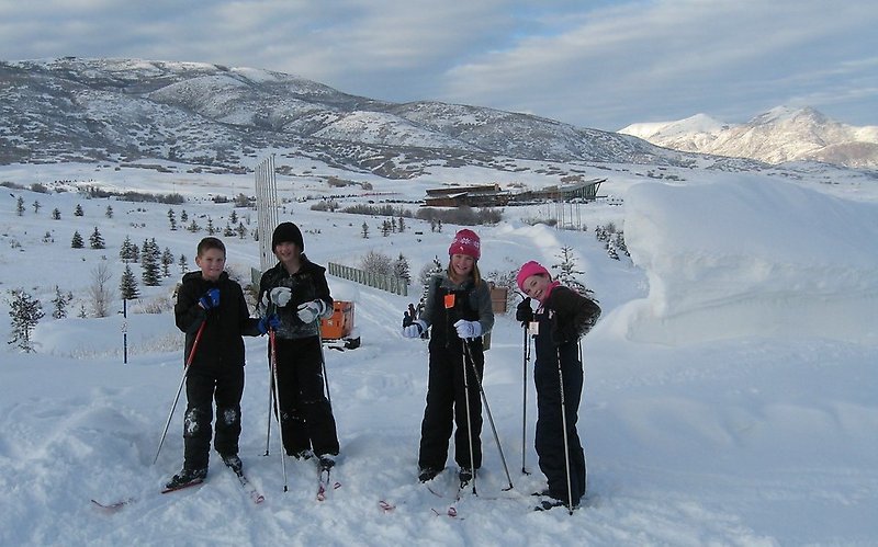Ungdomar åker skidor