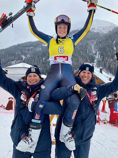 Hanna Aronsson Elfman firar guldet på junior-VM i St. Anton 2023. 
