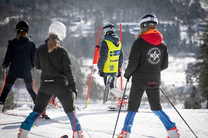 Ungdomar inspekterar slalombana Lilla Världscupen Svealandsfinal 2023.